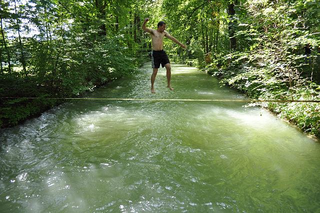Muenchen 2011 082.jpg - München Snackline  über den Eisbach im englichen Garten